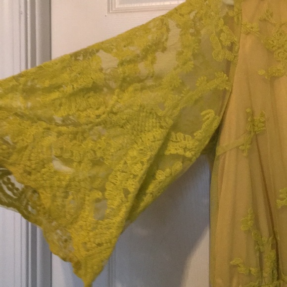 Yellow lace romper - Picture 2 of 5